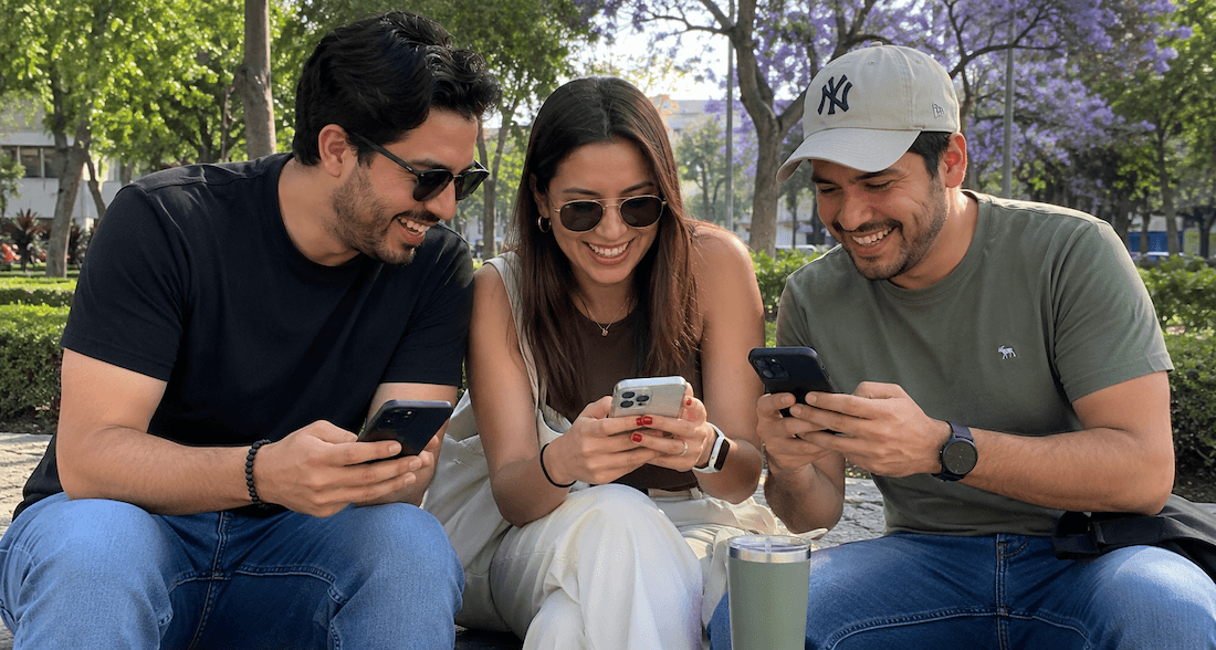 Three friends smiling while organizing their tanda on Tandapp